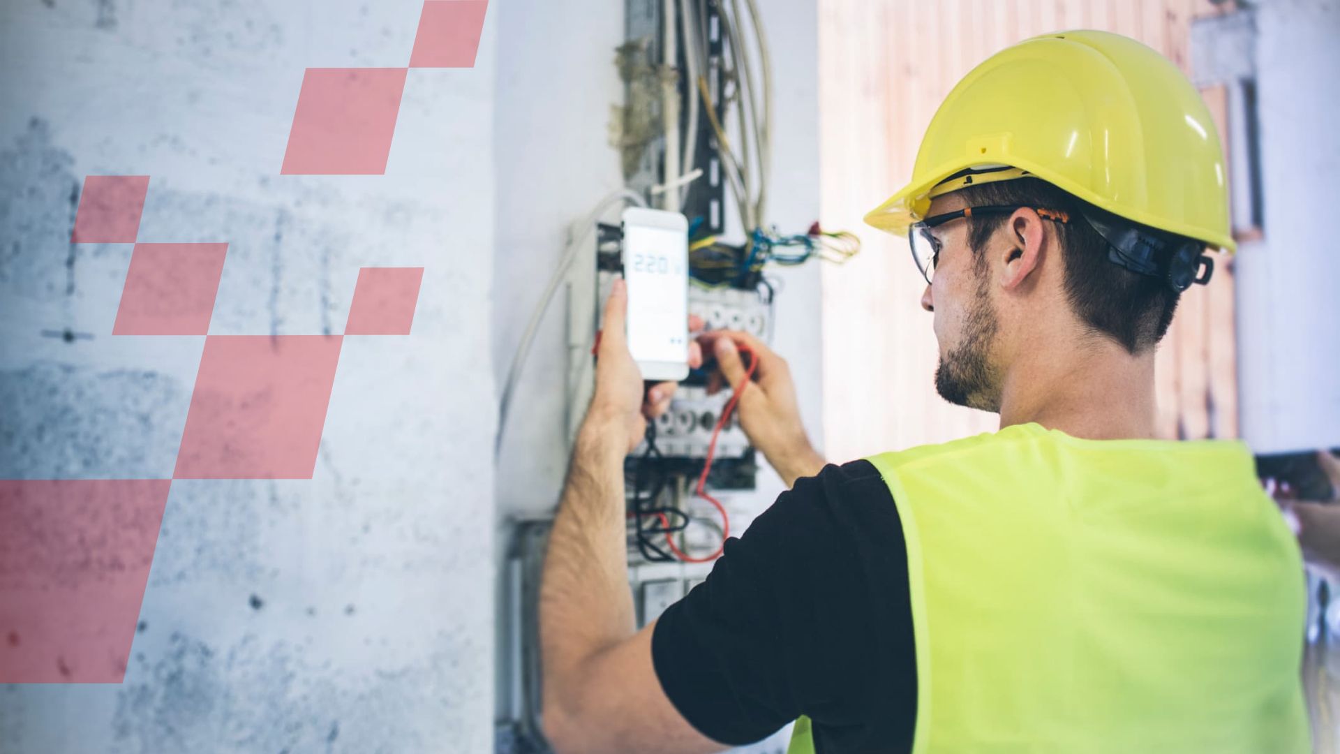 Prüfung elektrischer Anlagen durch eine Elektrofachkraft mit Messgerät im Schaltschrank.