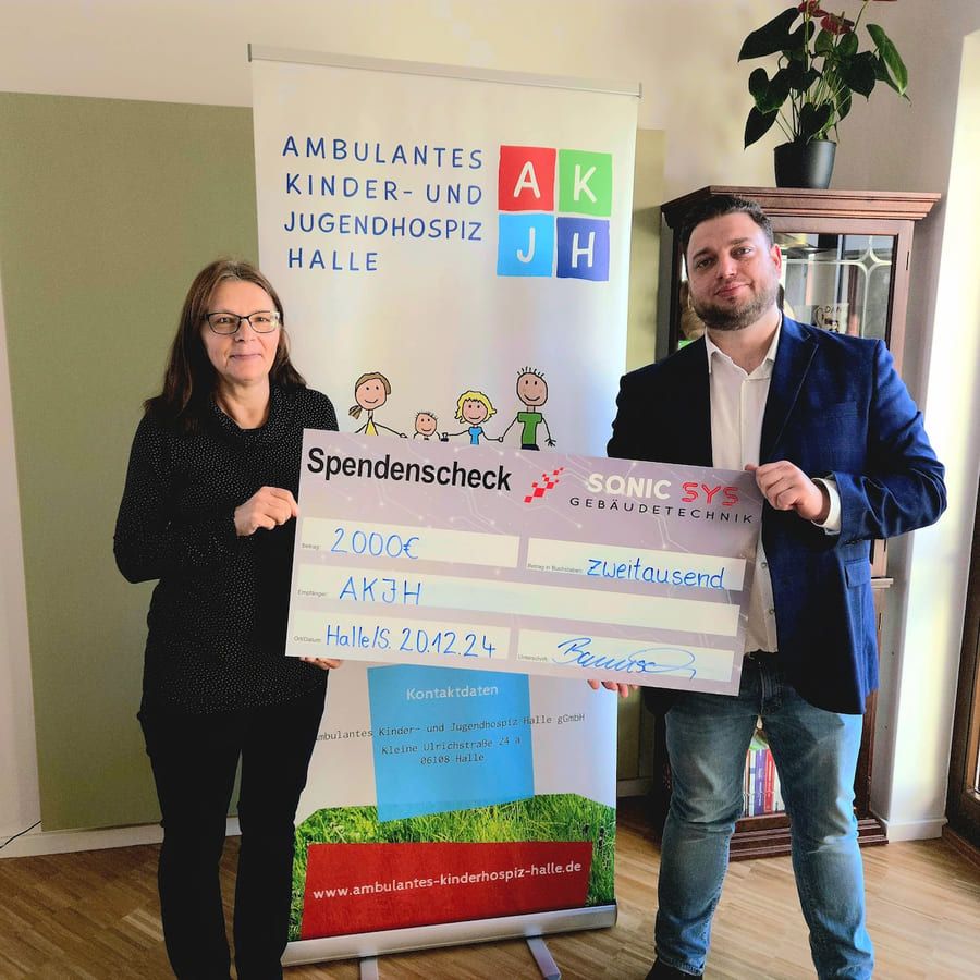 Roy Banisch überreicht einen großen Spendenscheck an das Ambulante Kinder- und Jugendhospiz Halle